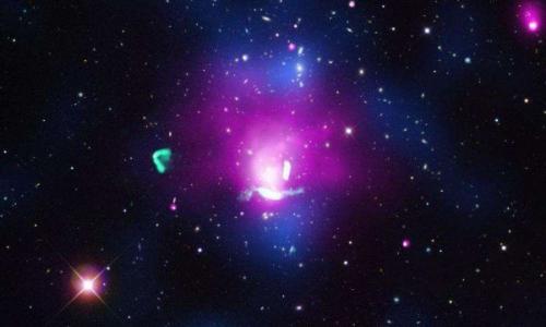 Ученые обнаружили Радио Феникса в скоплении галактик Abell 1033. Ученые обнаружили Радио Феникса в скоплении галактик Abell 1033.