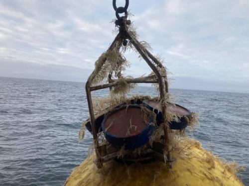 Исследователи в Арктике успешно извлекли глубоководную автоматизированную буйковую систему, которая находилась на глубине порядка 2000 метров. 01