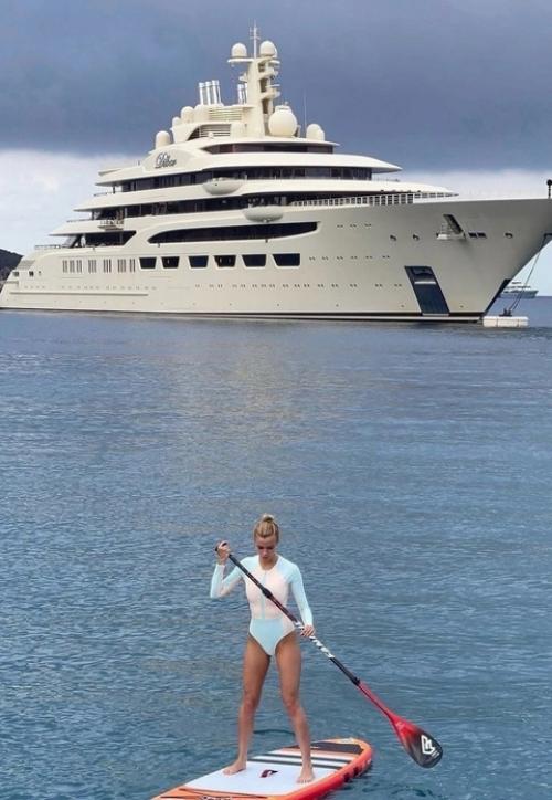 Девушка Джонни деппа, 28-летняя Юлия Власова с Урала, поделилась новыми фотографиями совместного отдыха с актёром. 03