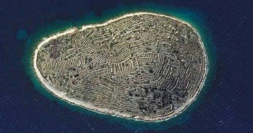 Небольшой остров бальенац в адриатическом море у побережья хорватии расположен. 03