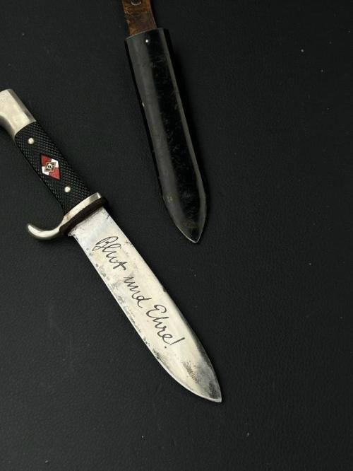 В 1933 году для членов гитлерюгенд был учреждён специальный нож, служивший поощрением и подтверждением прохождения вступительных испытаний. 03