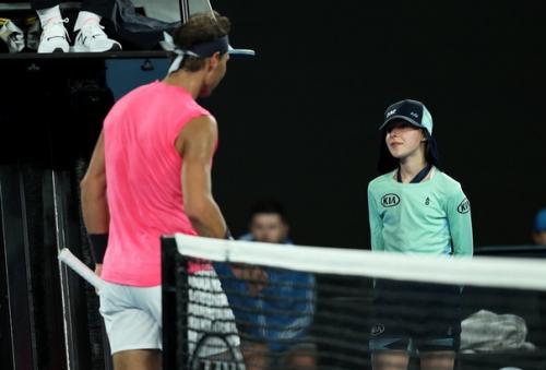 Теннисист Рафаэль надаль случайно попал мячом по девочке и тут же извинился - так, что теперь люди ей завидуют. 03