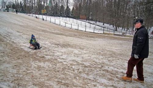 В калининградском парке засыпали песком бесплатную Горку, чтобы дети катались на платной.