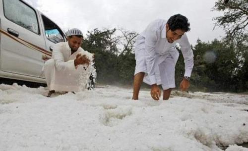 В саудовской Аравии пошёл снег. 01