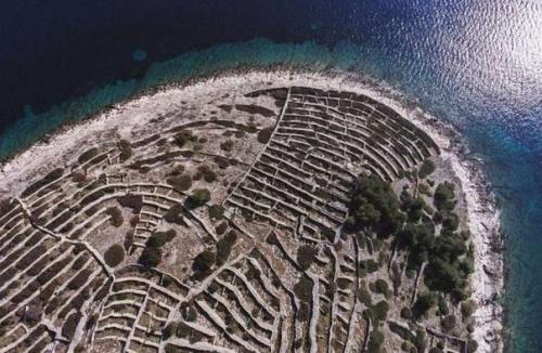 Бальенак - остров в виде отпечатка большого пальца руки. 01 Бальенак - остров в виде отпечатка большого пальца руки. 01