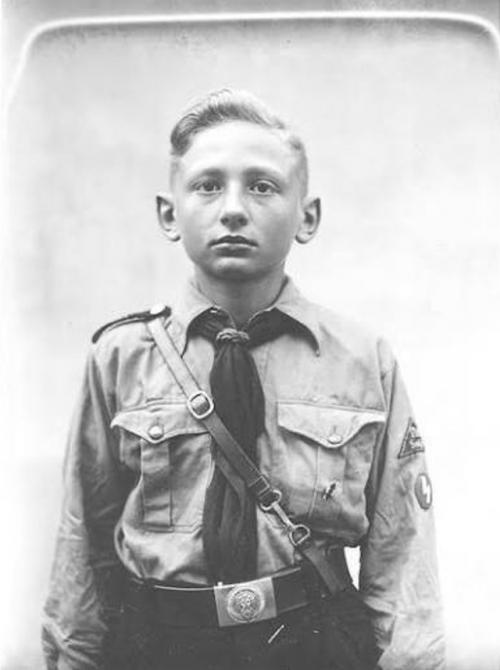 В 1933 году для членов гитлерюгенд был учреждён специальный нож, служивший поощрением и подтверждением прохождения вступительных испытаний. 01