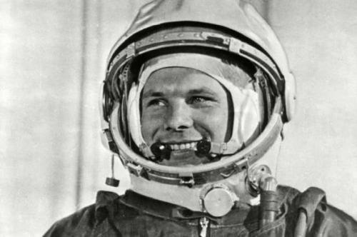 Русский язык является первым языком на котором заговорили в космосе. 01