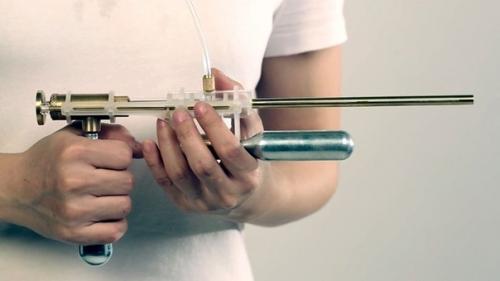 Пистoлет, превращающий слезы в пули. 02