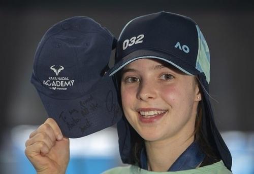 Теннисист Рафаэль надаль случайно попал мячом по девочке и тут же извинился - так, что теперь люди ей завидуют. 04