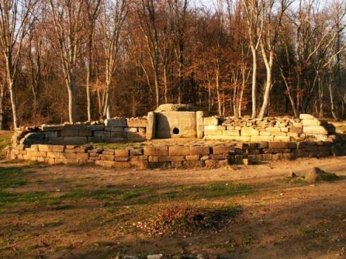 Кавказские дольмены северный Кавказ.