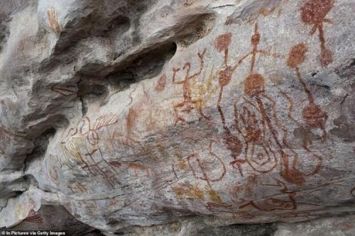 А все это фрагменты 12-ти метровой стены найденной в джунглях Амазонки. 03