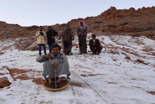 В саудовской Аравии пошёл снег. 03