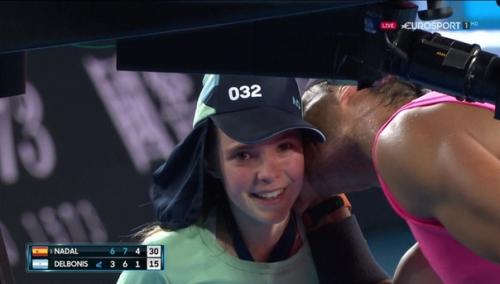 Теннисист Рафаэль надаль случайно попал мячом по девочке и тут же извинился - так, что теперь люди ей завидуют. 02
