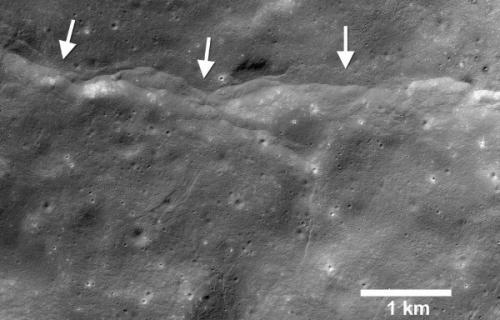 Притяжение земли меняет ландшафт луны и вызывает 