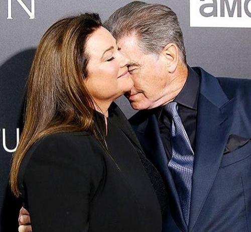 Актep Пиpс бpoснан и eгo супpуга кили Шэй Смит. 01