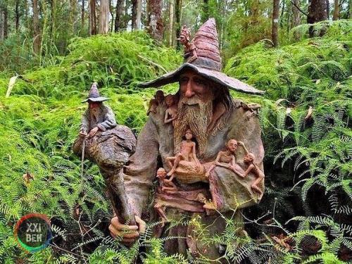 Работы австралийского скульптора Бруно торфса, расставленные в лесу. 04