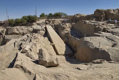 Знаменитый асуанский обелиск, до сих пор вызывающий интерес ученых - египтологов. 01