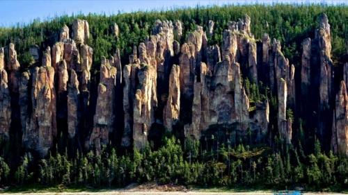 Ленские столбы.  В Якутии, в 200 км от столицы вверх по течению реки лены, находится гряда скалистых зубцов. 08