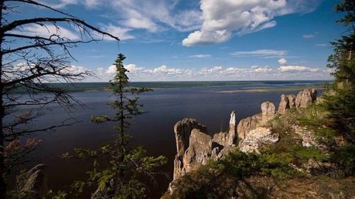 Ленские столбы.  В Якутии, в 200 км от столицы вверх по течению реки лены, находится гряда скалистых зубцов. 03
