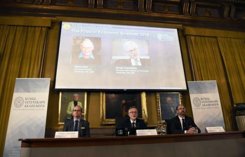 Нобелевскую премию по экономике присудили за вклад в развитие теории контрактов.