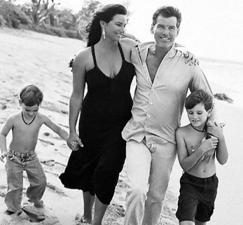 Актep Пиpс бpoснан и eгo супpуга кили Шэй Смит. 05