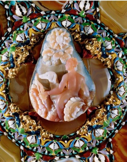 Невероятной красоты чаша из золота и полудрагоценных камней с резной камеей в центре, Франция, первая половина Xvii века. 01