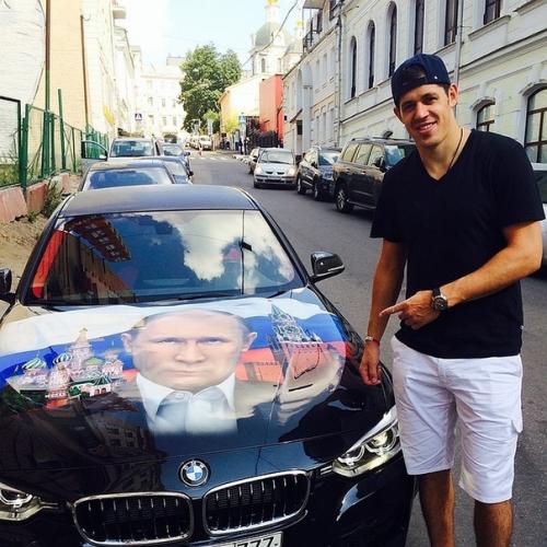 Хоккеист Евгений Малкин изображает из себя ярого патриота и даже входит в Putin Team. 01