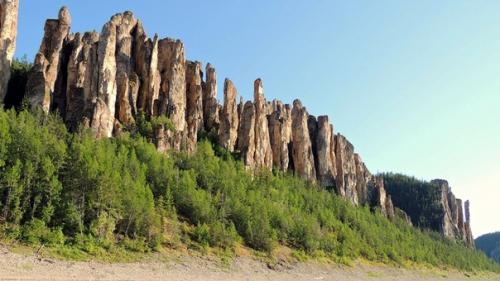 Ленские столбы.  В Якутии, в 200 км от столицы вверх по течению реки лены, находится гряда скалистых зубцов. 07