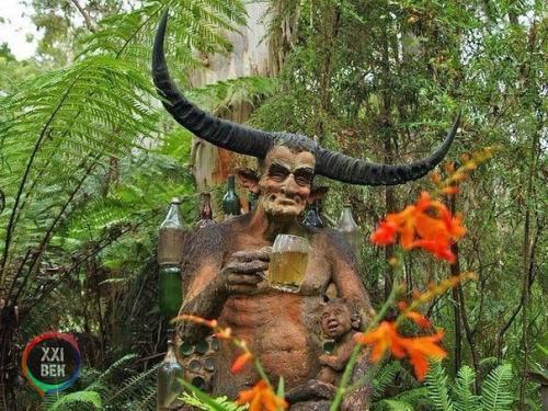 Работы австралийского скульптора Бруно торфса, расставленные в лесу. 03