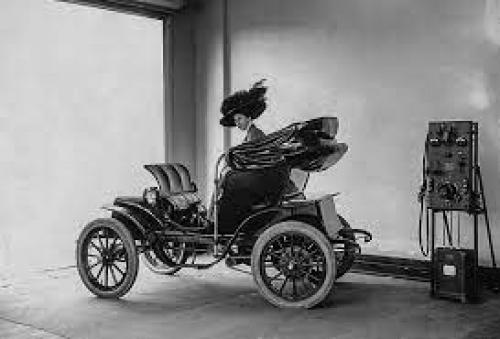 Электромобили на станции подзарядки. 03