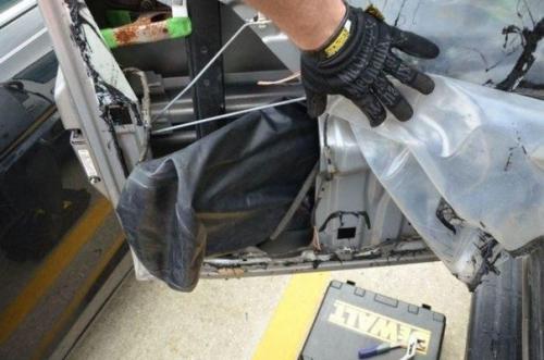 Неожиданный сюрприз в двери подержанного автомобиля. 03