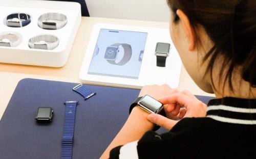 Потребители постепенно интерес к умным часам теряют.