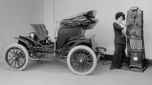 Электромобили на станции подзарядки. 01