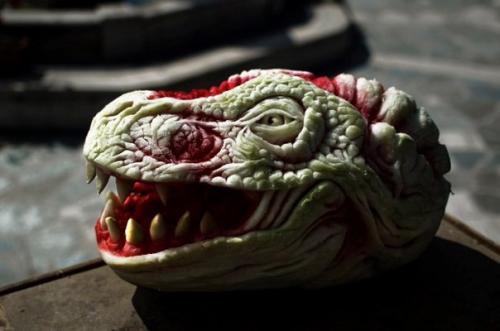 Художник создает из арбузов настоящие скульптуры и делает это круто. 02