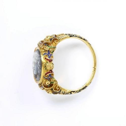 Золотой перстень Голова Медузы с камеей из Агата и с цветной эмалью, датировка - ок. 01