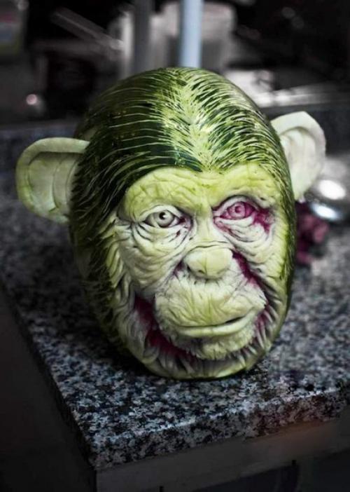 Художник создает из арбузов настоящие скульптуры и делает это круто.