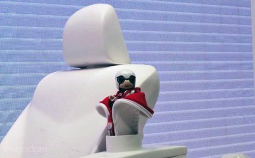 Крошечный робот - компаньон от Toyota помещается в автомобильный подстаканник и умеет распознавать эмоции. 02 Крошечный робот - компаньон от Toyota помещается в автомобильный подстаканник и умеет распознавать эмоции. 02