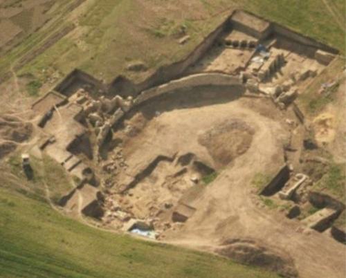 Повсеместно над артефактами имеется слой глины, который археологи упорно называют Культурным вопреки своим же учебникам. 01