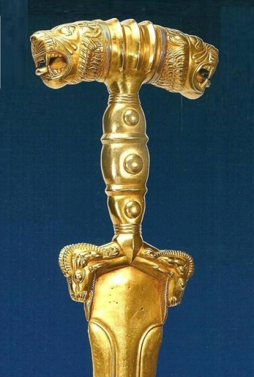 Персидский (эпохи ахеменидов) полностью золотой церемониальный меч - акинак. 01