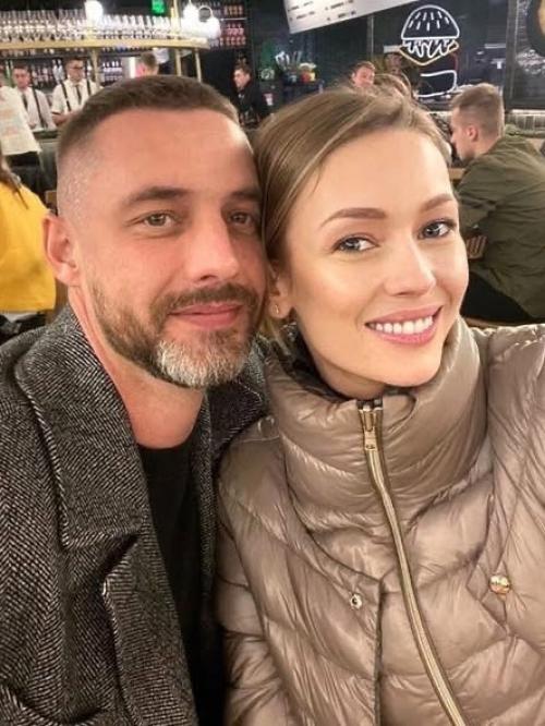 44-Летний актёр Антон Батырев растрогал поклонников новым фото со своей 28-летней беременной женой Анной. 01