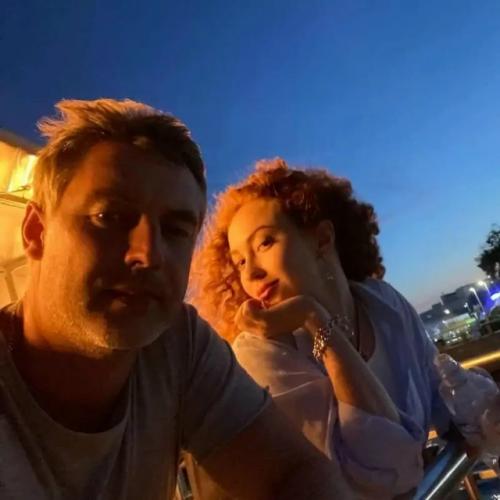 44-Летний актёр Антон Батырев растрогал поклонников новым фото со своей 28-летней беременной женой Анной. 02