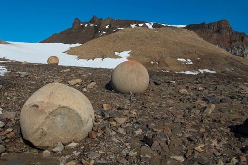 Остров чамп.  Про знаменитый остров пасхи с его загадочными статуями знают все, но мало кто знает, что в России есть еще более таинственный остров. 01
