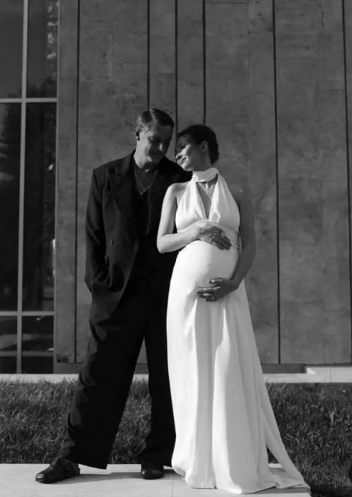 44-Летний актёр Антон Батырев растрогал поклонников новым фото со своей 28-летней беременной женой Анной.  