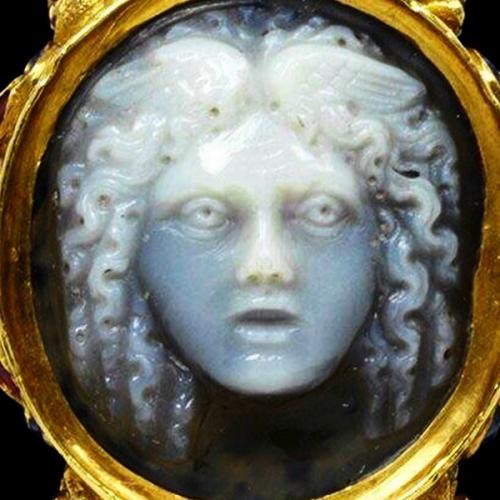 Золотой перстень Голова Медузы с камеей из Агата и с цветной эмалью, датировка - ок. 02