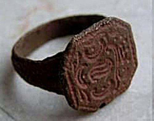 В 1880 г американский фермер купил себе уголь для растопки камина, добытый с глубины 90 м. когда он начал дробить его, фермеру попалось кольцо.
