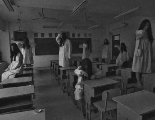 Выпускницы медколледжа в Японии решили сделать необычный памятный альбом и. закатили вечериночку в стиле фильмов ужасов. 01