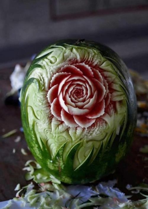 Художник создает из арбузов настоящие скульптуры и делает это круто. 05