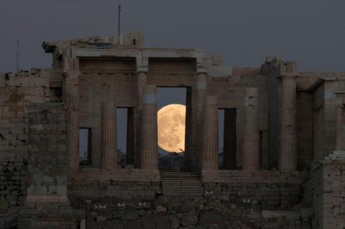 Минувшей ночью можно было наблюдать уникальное астрономическое явление - суперлуние. 01