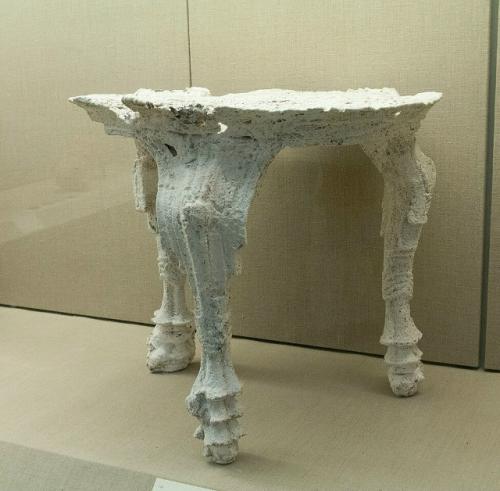 Этот гипсовый слепок резного деревянного стола вовсе не из уничтоженных Везувием Помпей. 01