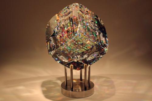 Американский скульптур Джек стормс из Калифорнии создает вот такие шедевры из дихроичного стекла. 04